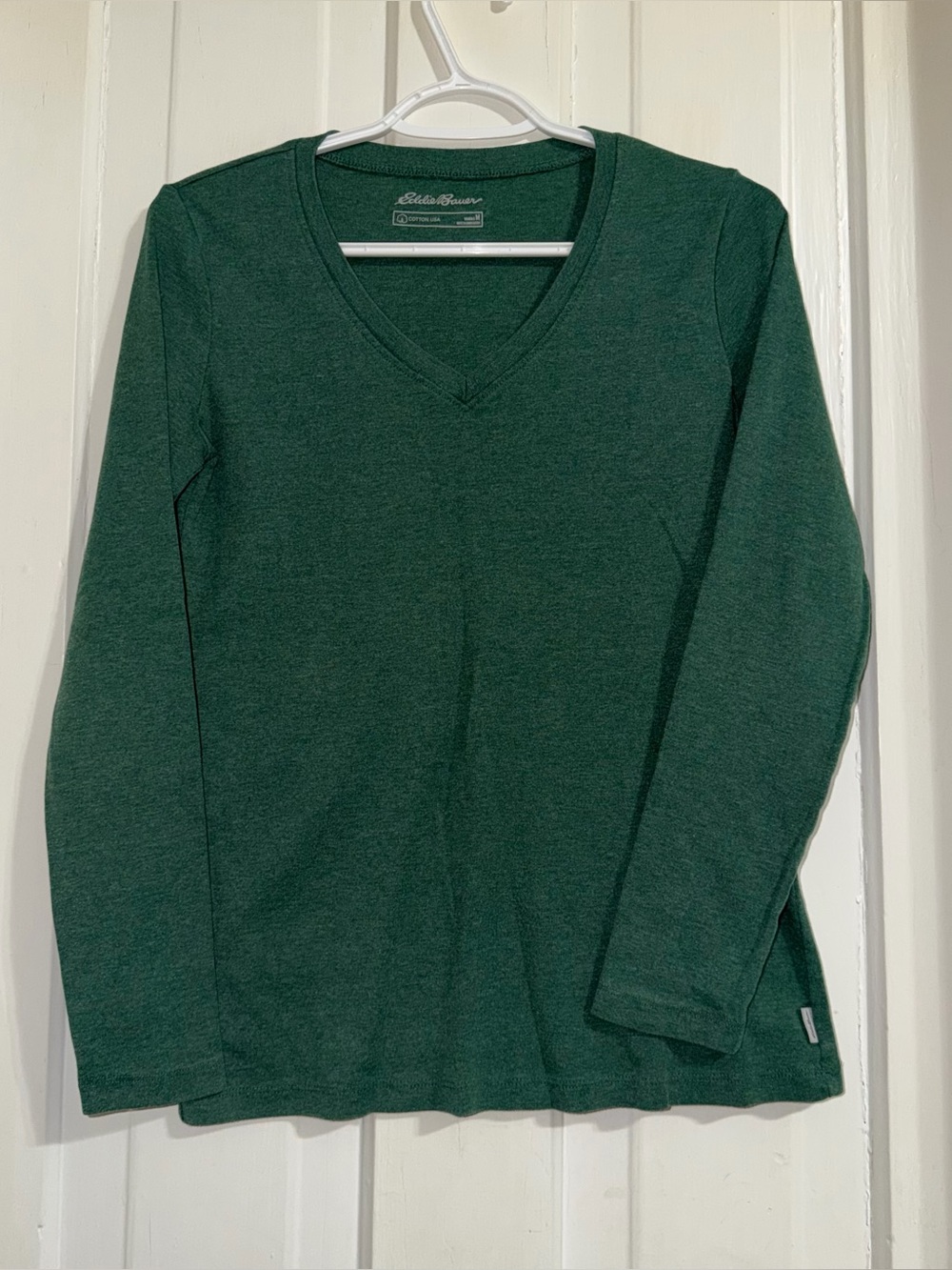Eddie Bauer women's size medium Long-Sleeve V‑Neck Tee in Dark Green